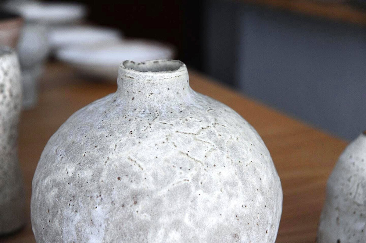 《不純白生活 Not Simply White》羅士亷 陶藝個展