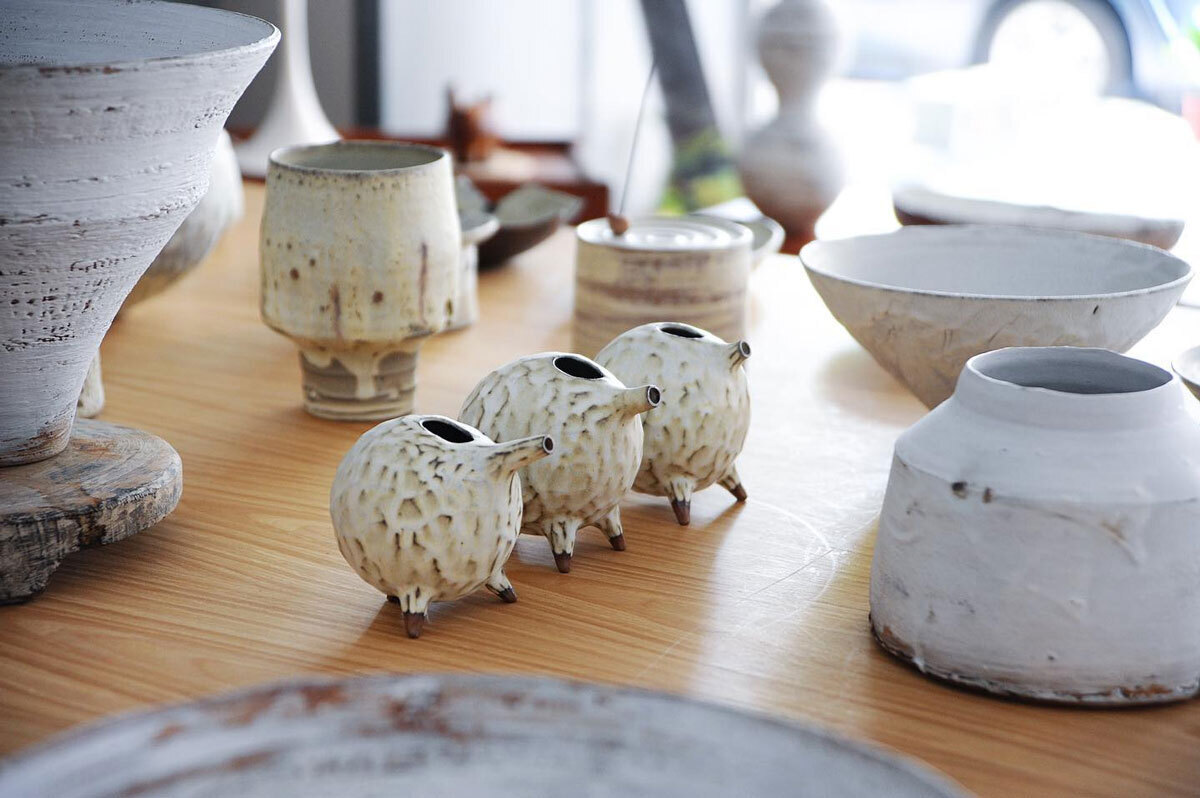 《不純白生活 Not Simply White》羅士亷 陶藝個展