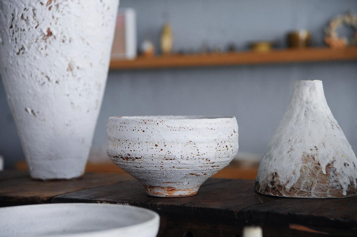 《不純白生活 Not Simply White》羅士亷 陶藝個展