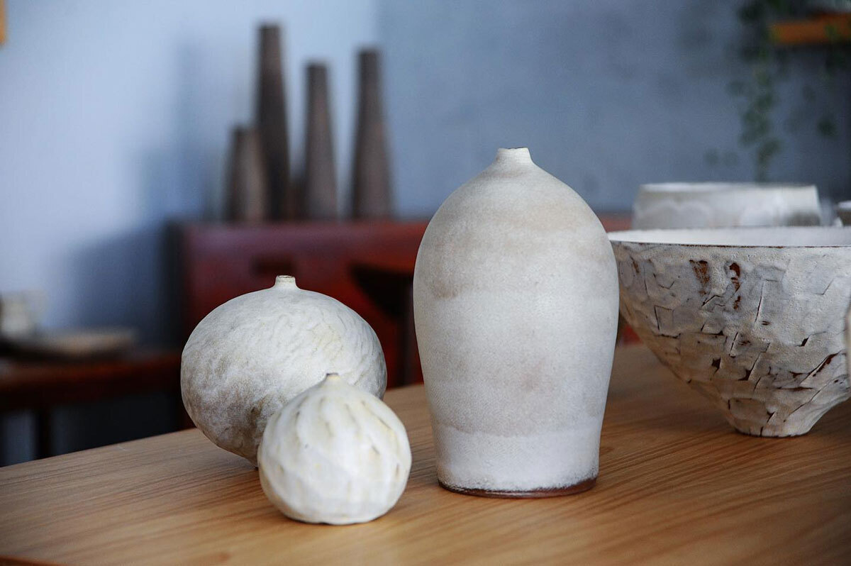 《不純白生活 Not Simply White》羅士亷 陶藝個展