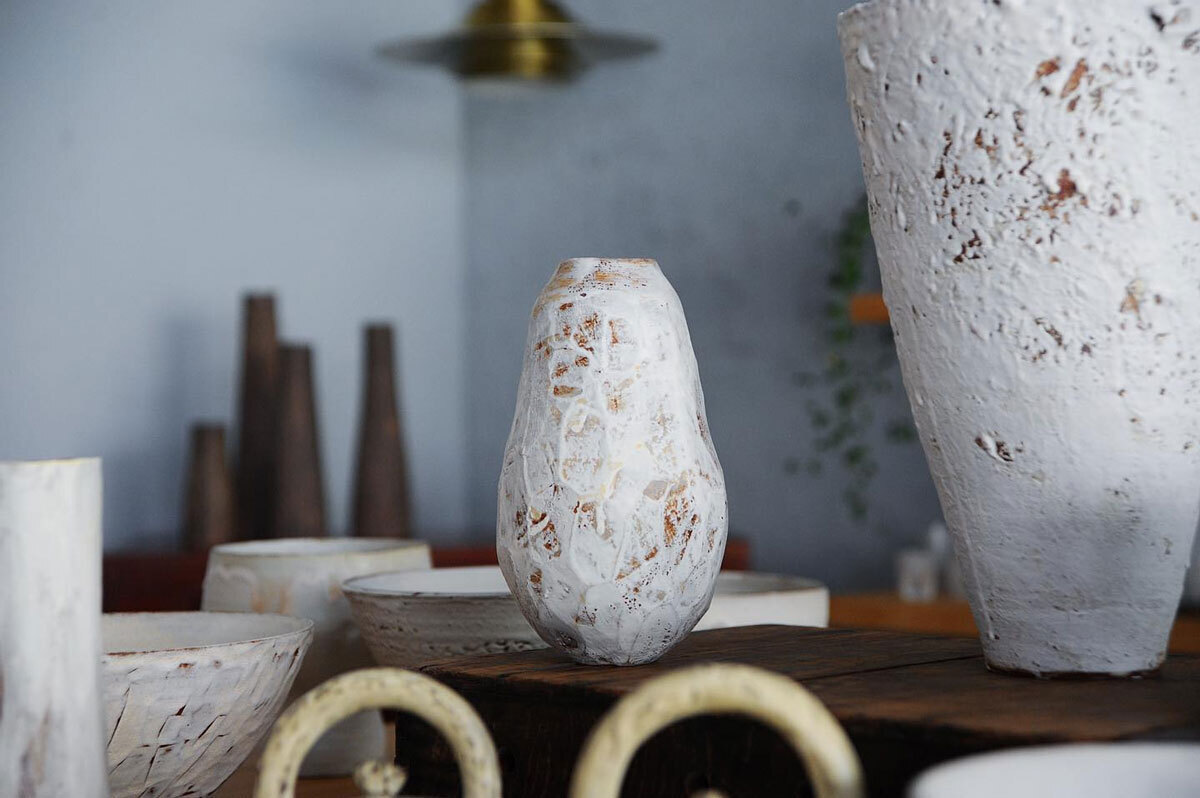 《不純白生活 Not Simply White》羅士亷 陶藝個展