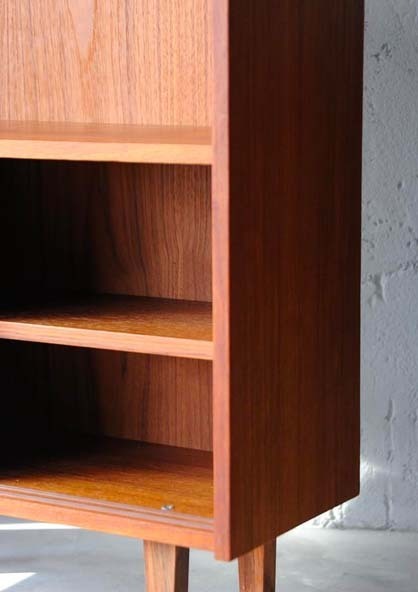 丹麥雙層展示邊櫃