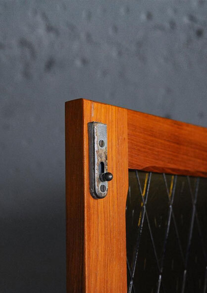 丹麥琥珀色玻璃轉角櫃