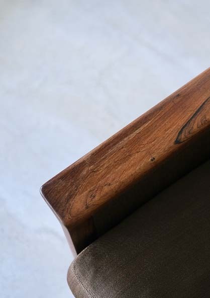 丹麥玫瑰木這張單椅由丹麥設計師 Hans Olsen 為 CS Möbler 所設計,玫瑰木木紋細膩,溫暖油潤的光澤,富有層次。 椅背延伸至扶手的弧度——自然不造作,微微向外開展,既具包覆性又保有開放感。扶手尾端輕巧地向上轉折收尾,既美觀又符合手掌落下的角度。 椅墊以深咖啡色布面包覆,原件老布料耐看低調,坐感支撐也很良好,不陷不硬,很好坐! 適合長時間乘坐使用。休閒椅 丹麥玫瑰木休閒椅