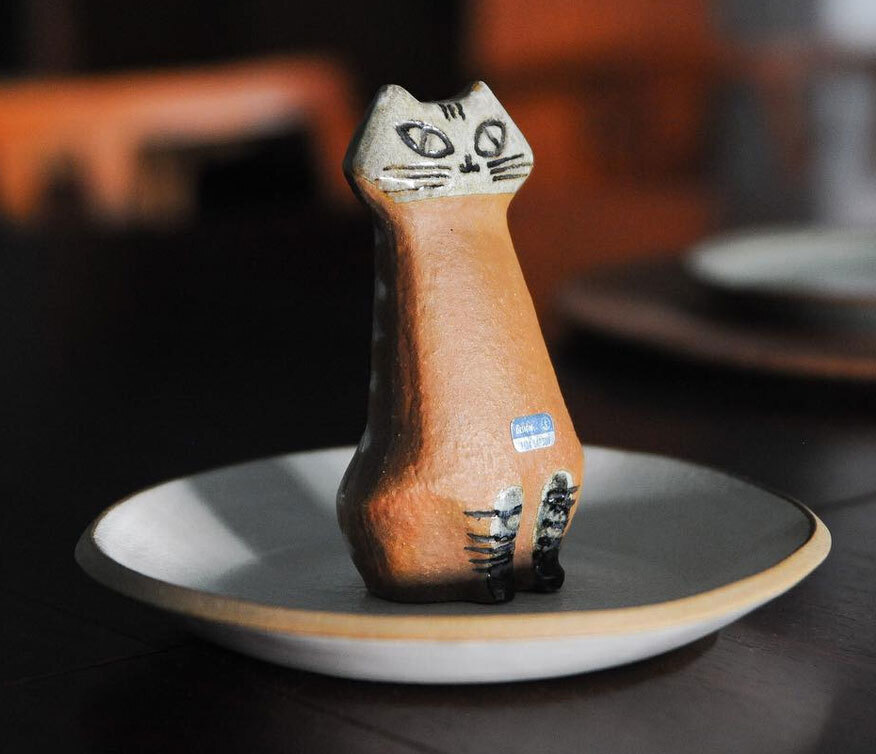 Stylish Sitting Cat(Katt)