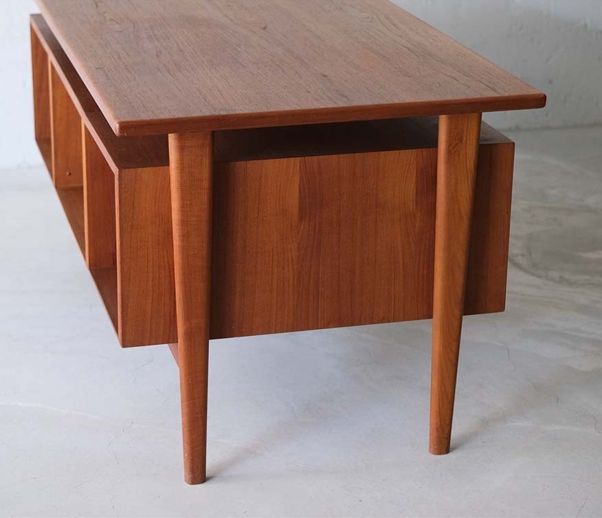 Model FM60 柚木書桌 Model FM60 柚木書桌